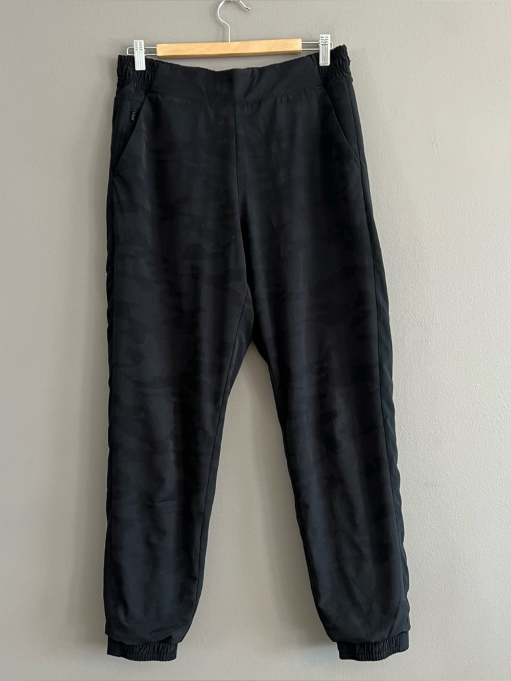 Athleta Brooklyn Textured Lined Jogger Pants Womens 10 Black Camo Zip Pockets